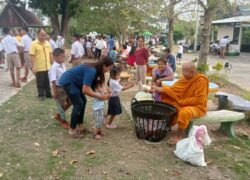 พระอาจารย์อาจ อภโยได้นำขนมมาแจกนักเรียน